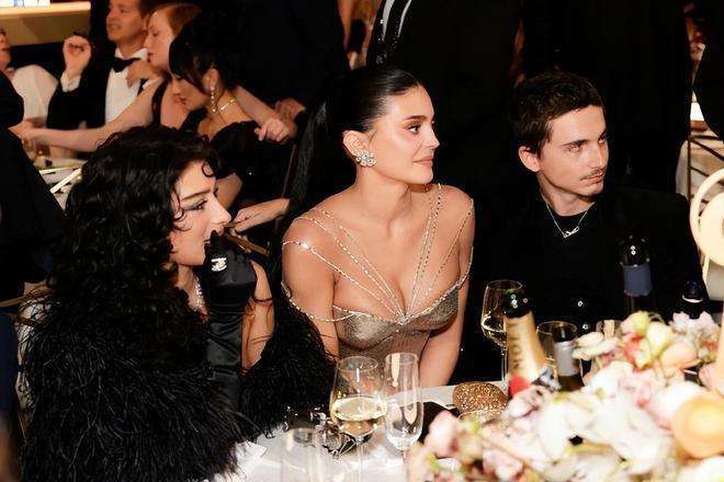 甜茶30岁拿金球奖影帝！红毯与凯莉低调撒糖银色网纱裙女友抢镜