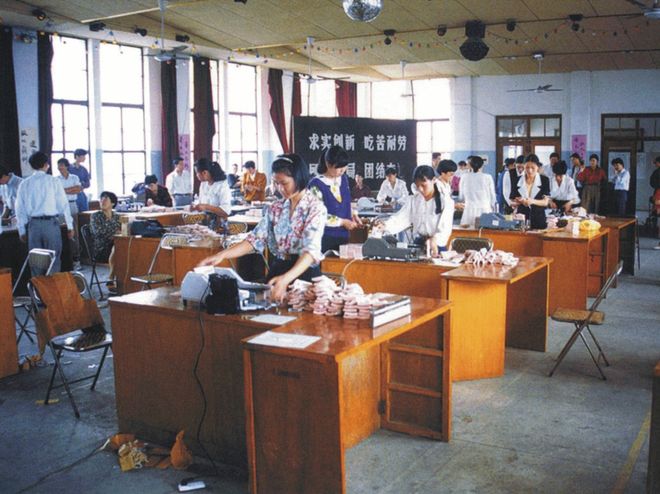 手艺练得精无论到哪受尊敬；本事藏得深银行柜台能立身